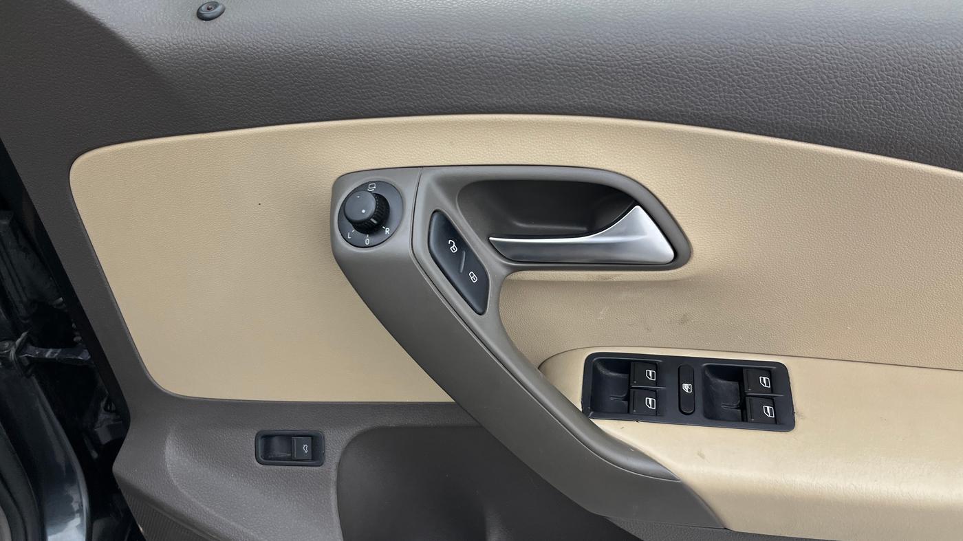2018 Volkswagen Vento HIGHLINE PLUS 1.2 AT 16 ALLOY, Petrol, Automatic, 74,925 km, Driver Side Door Panels Control