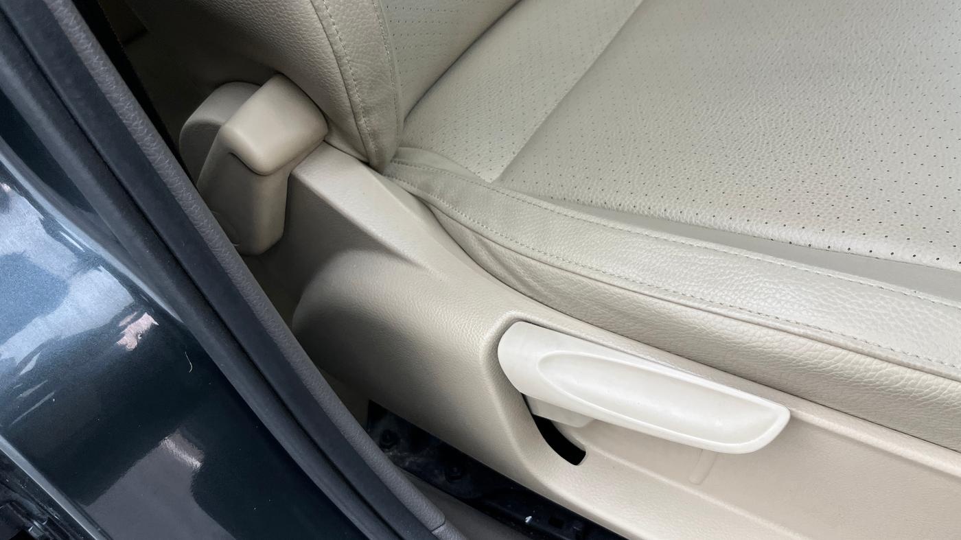 2018 Volkswagen Vento HIGHLINE PLUS 1.2 AT 16 ALLOY, Petrol, Automatic, 74,925 km, Driver Side Adjustment Panel