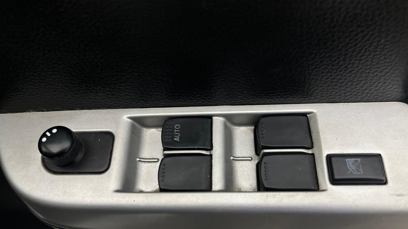 2014 Maruti Wagon R 1.0 VXI, Petrol, Manual, 92,229 km, Driver Side Door Panels Control