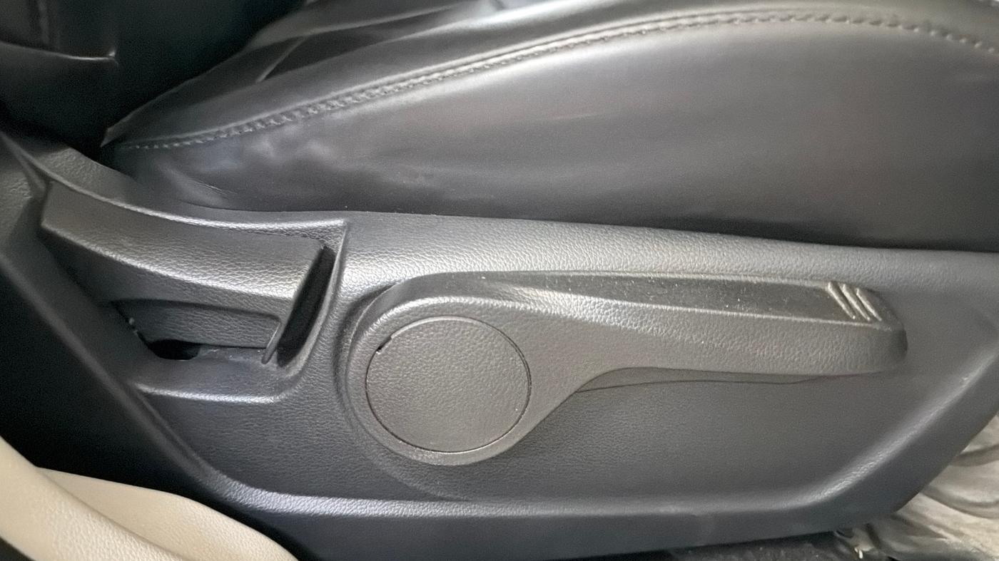 2023 Mahindra XUV300 W8 1.2 PETROL, Petrol, Manual, 29,060 km, Driver Side Adjustment Panel