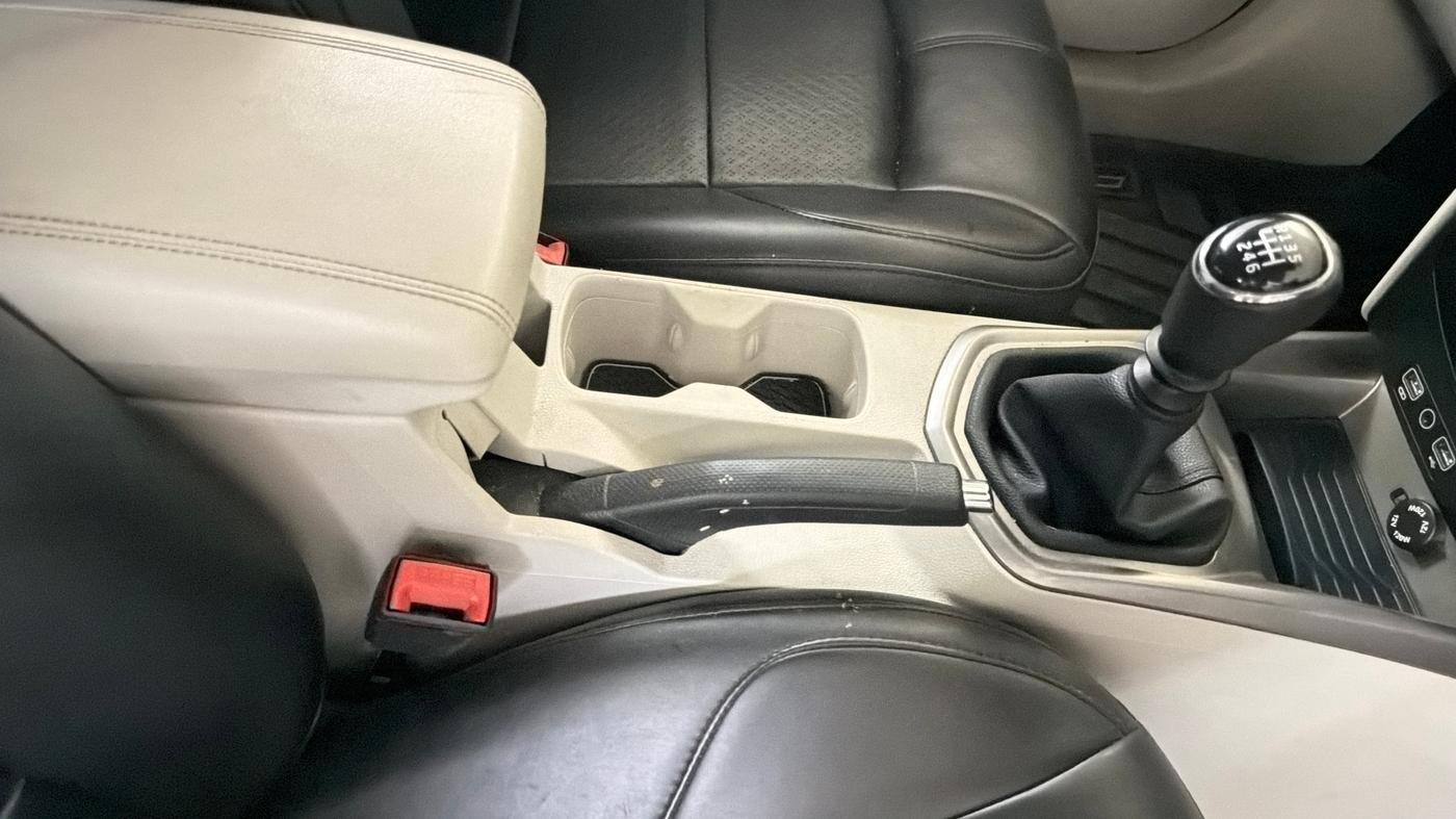 2023 Mahindra XUV300 W8 1.2 PETROL, Petrol, Manual, 29,060 km, Gear Lever
