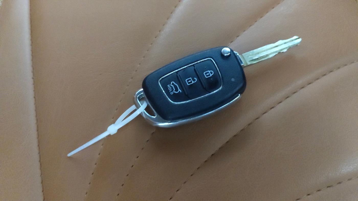 2025 Hyundai VENUE S 1.2, Petrol, Manual, 13,768 km, Key Close Up