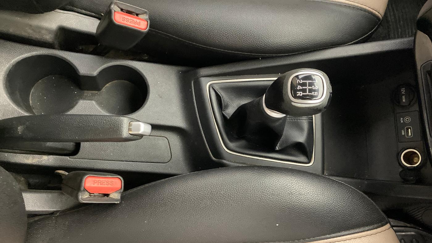2015 Hyundai Elite i20 ASTA 1.2, Petrol, Manual, 1,27,498 km, Gear Lever