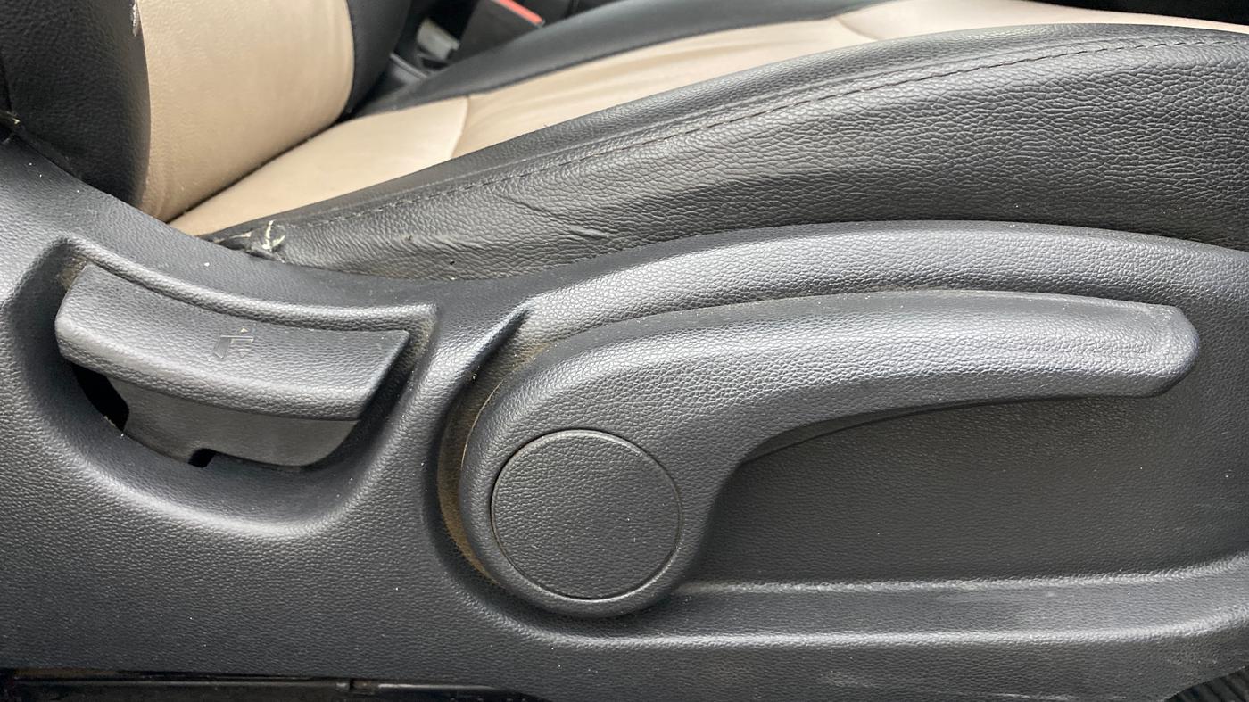 2015 Hyundai Elite i20 ASTA 1.2, Petrol, Manual, 1,27,498 km, Driver Side Adjustment Panel