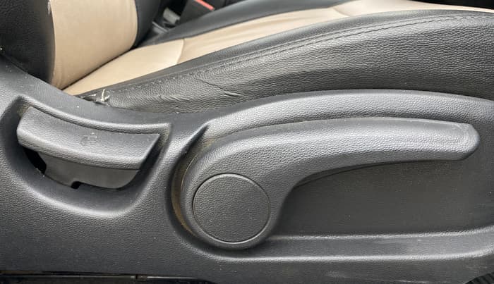 2015 Hyundai Elite i20 ASTA 1.2, Petrol, Manual, 1,27,498 km, Driver Side Adjustment Panel
