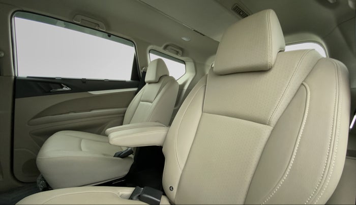 2018 Mahindra MARAZZO M8 7 STR, Diesel, Manual, 35,740 km, Right Side Rear Door Cabin