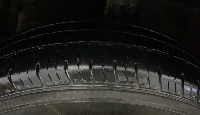 2016 Maruti Swift LXI (O), Petrol, Manual, 77,956 km, Left Front Tyre Tread