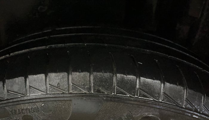 2016 Maruti Swift LXI (O), Petrol, Manual, 77,956 km, Left Rear Tyre Tread