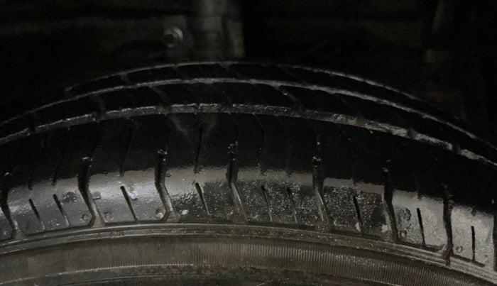 2016 Maruti Swift LXI (O), Petrol, Manual, 77,956 km, Right Front Tyre Tread