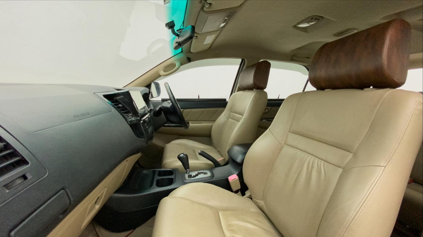 2014 Toyota Fortuner 3.0 4X2 AT, Diesel, Automatic, 73,031 km, Right Side Front Door Cabin