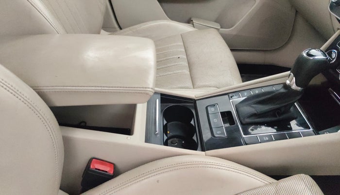 2017 Skoda Superb L&K 1.8 TSI AT, Petrol, Automatic, 91,341 km, Gear Lever