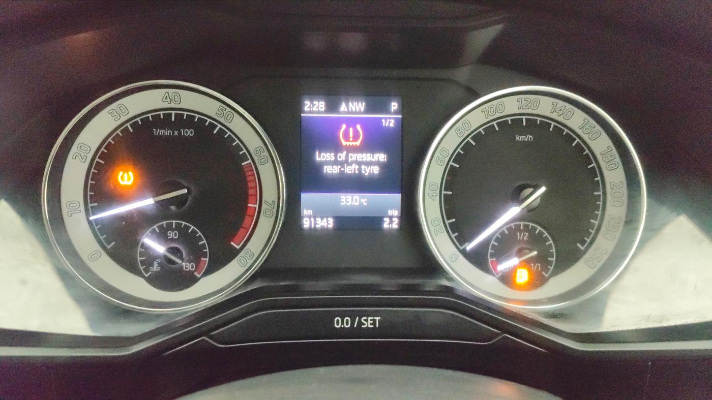 2017 Skoda Superb L&K 1.8 TSI AT, Petrol, Automatic, 91,492 km, Odometer Image