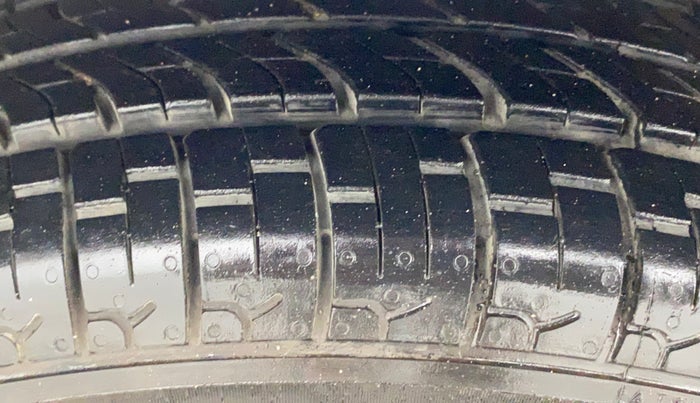 2015 Maruti Alto 800 LXI, Petrol, Manual, 88,122 km, Left Front Tyre Tread