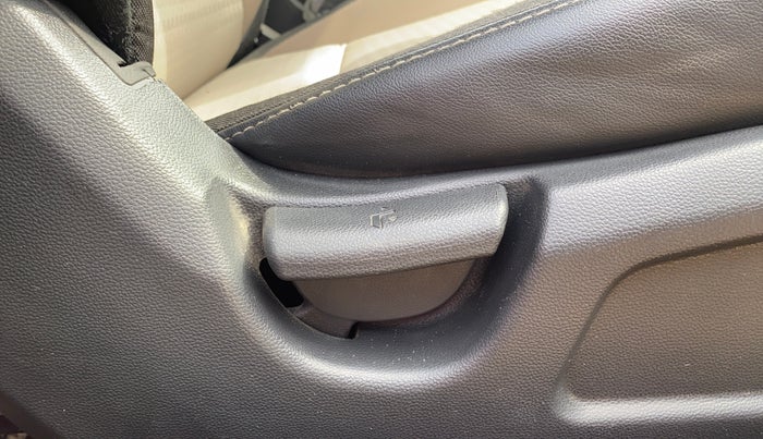 2020 Hyundai Elite i20 MAGNA PLUS 1.2, Petrol, Manual, 35,758 km, Driver Side Adjustment Panel