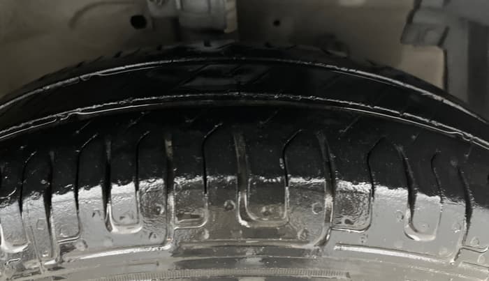 2017 Maruti Swift LXI (O), Petrol, Manual, 54,030 km, Right Front Tyre Tread