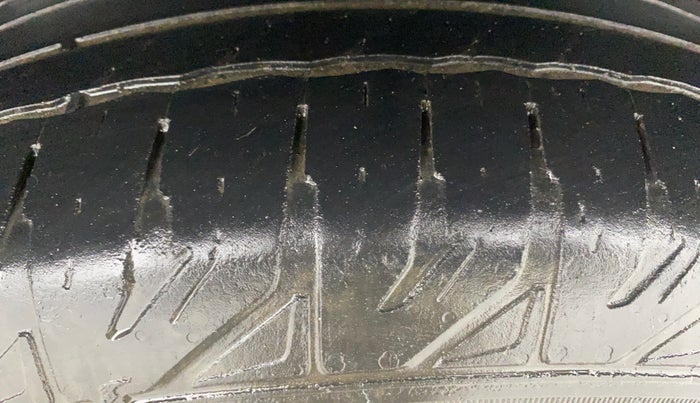 2016 Mahindra TUV300 T8, Diesel, Manual, 89,304 km, Left Rear Tyre Tread