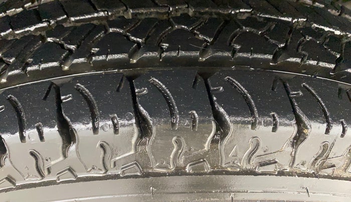 2016 Mahindra TUV300 T8, Diesel, Manual, 89,304 km, Right Front Tyre Tread