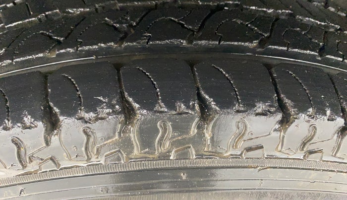 2016 Mahindra TUV300 T8, Diesel, Manual, 89,304 km, Right Rear Tyre Tread