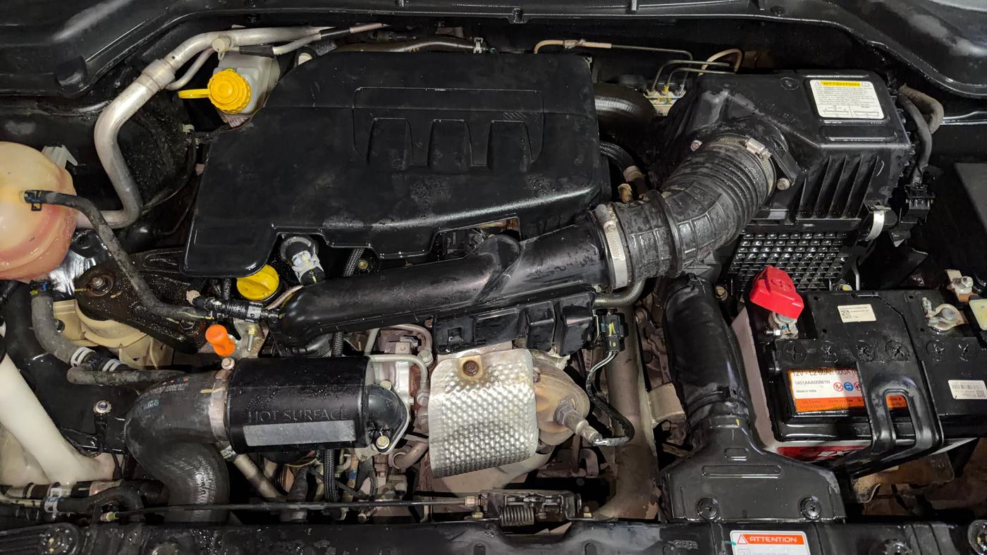 2022 Mahindra XUV300 W8 (O) 1.2 PETROL, Petrol, Manual, 45,146 km, Engine View