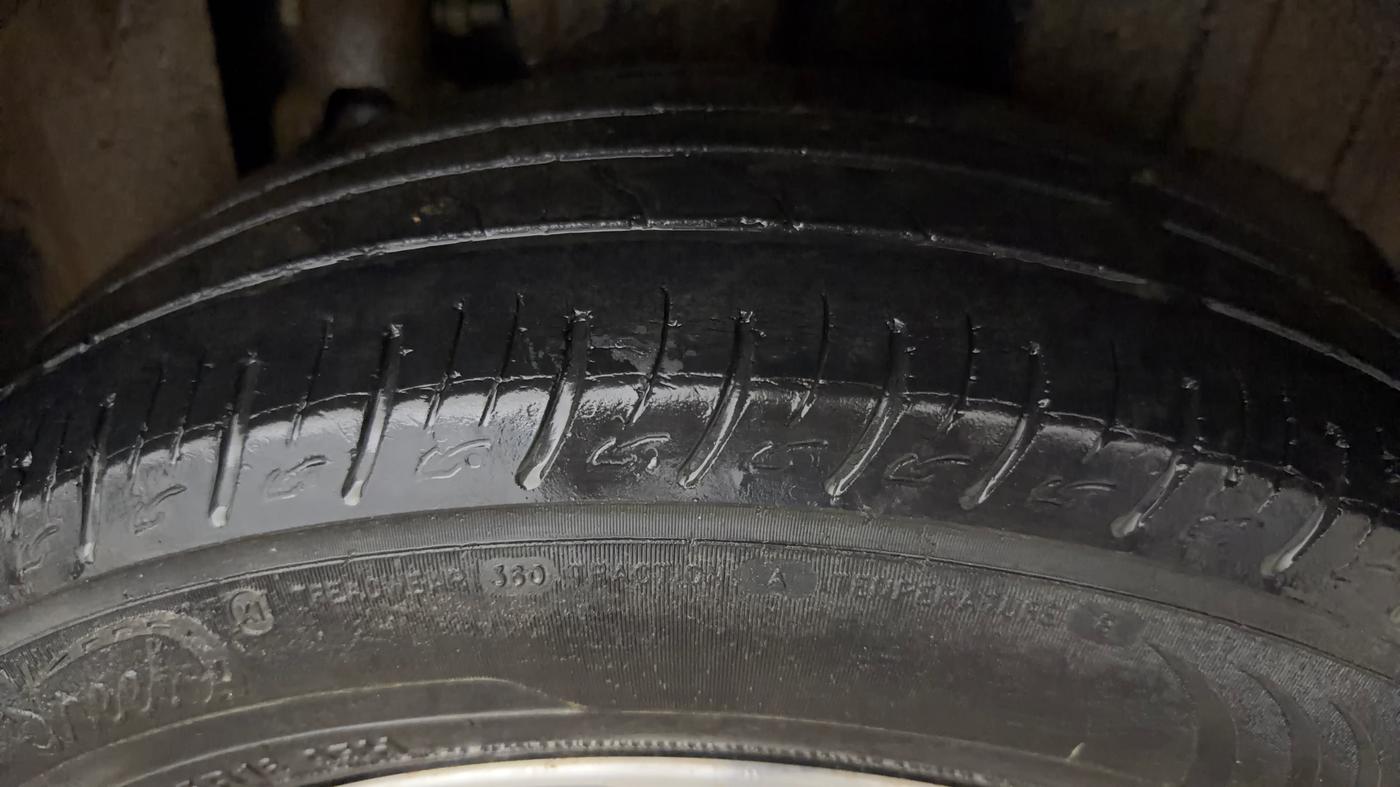 2022 Mahindra XUV300 W8 (O) 1.2 PETROL, Petrol, Manual, 45,146 km, Left Rear Tyre Tread