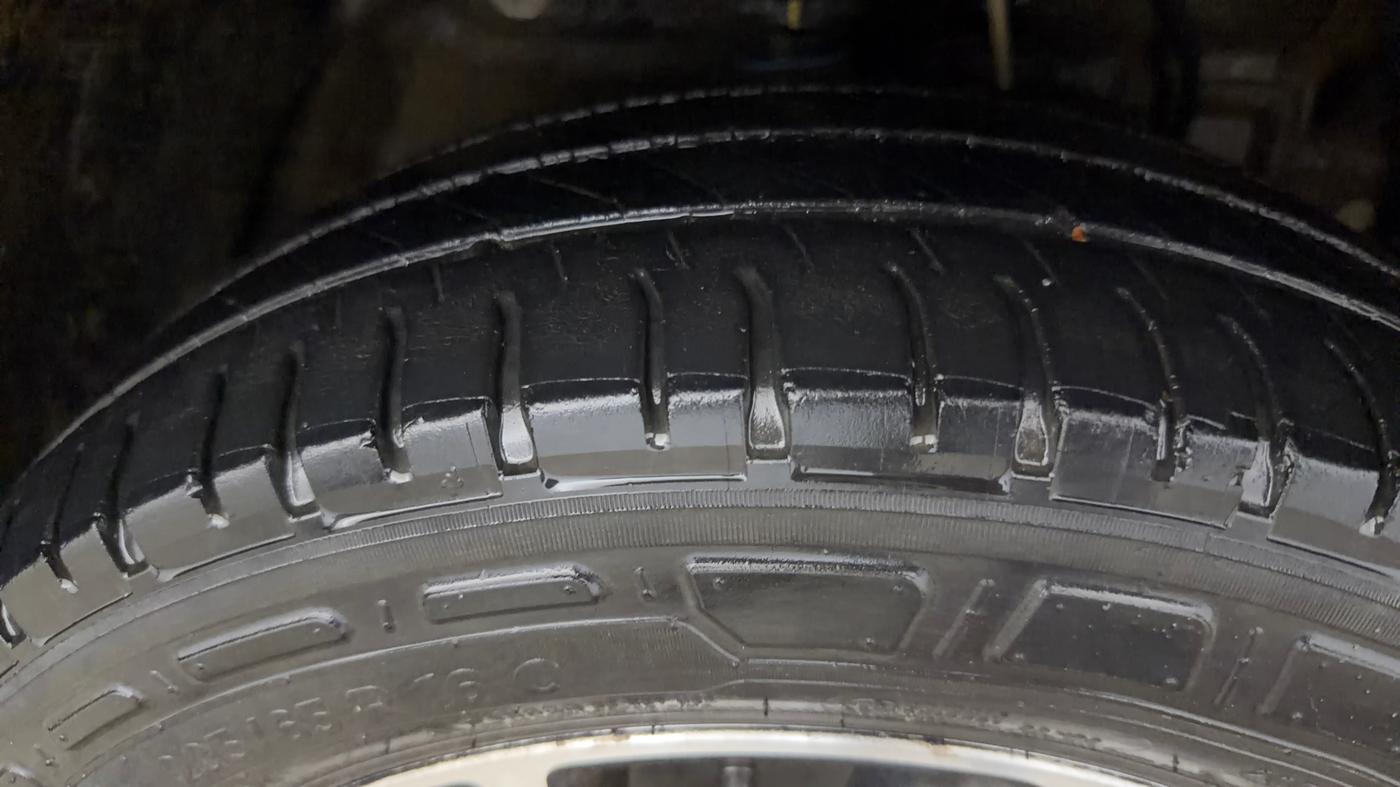 2022 Mahindra XUV300 W8 (O) 1.2 PETROL, Petrol, Manual, 45,146 km, Right Front Tyre Tread
