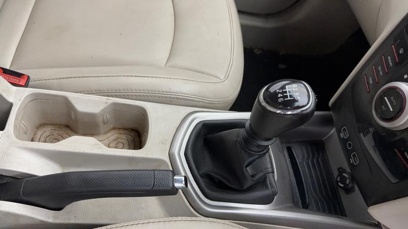 2022 Mahindra XUV300 W8 (O) 1.2 PETROL, Petrol, Manual, 45,146 km, Gear Lever