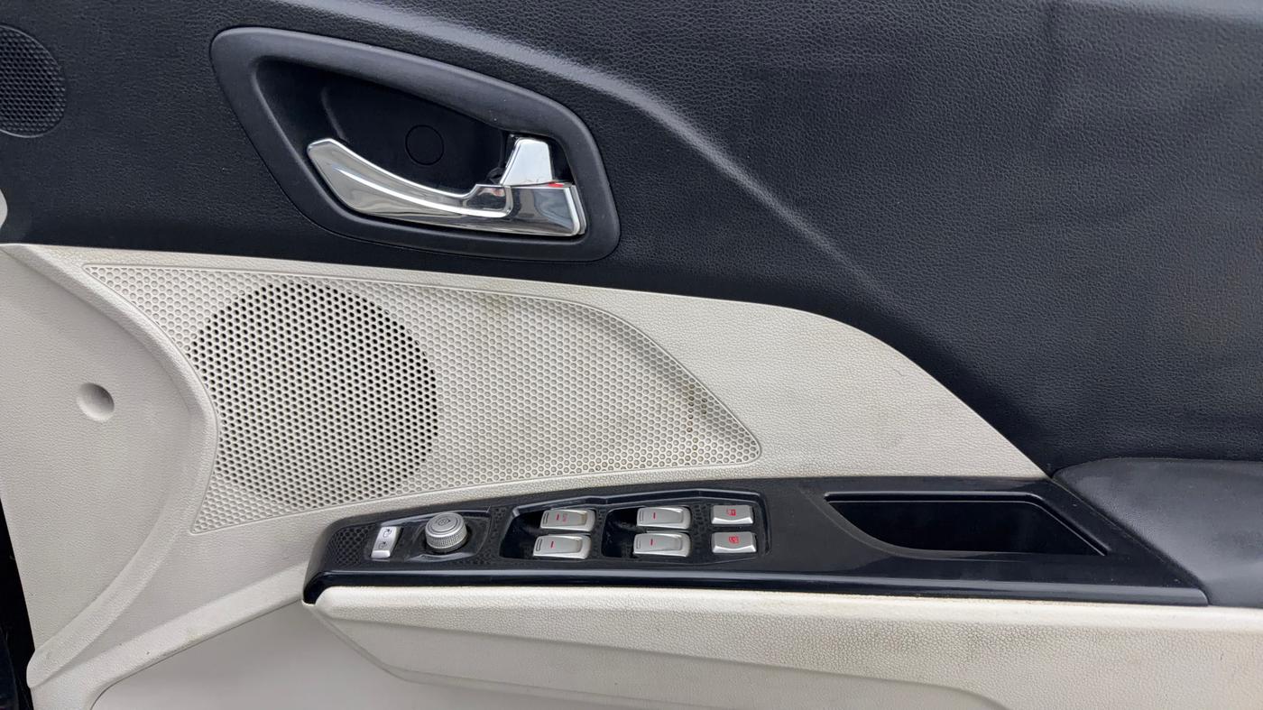 2022 Mahindra XUV300 W8 (O) 1.2 PETROL, Petrol, Manual, 45,146 km, Driver Side Door Panels Control