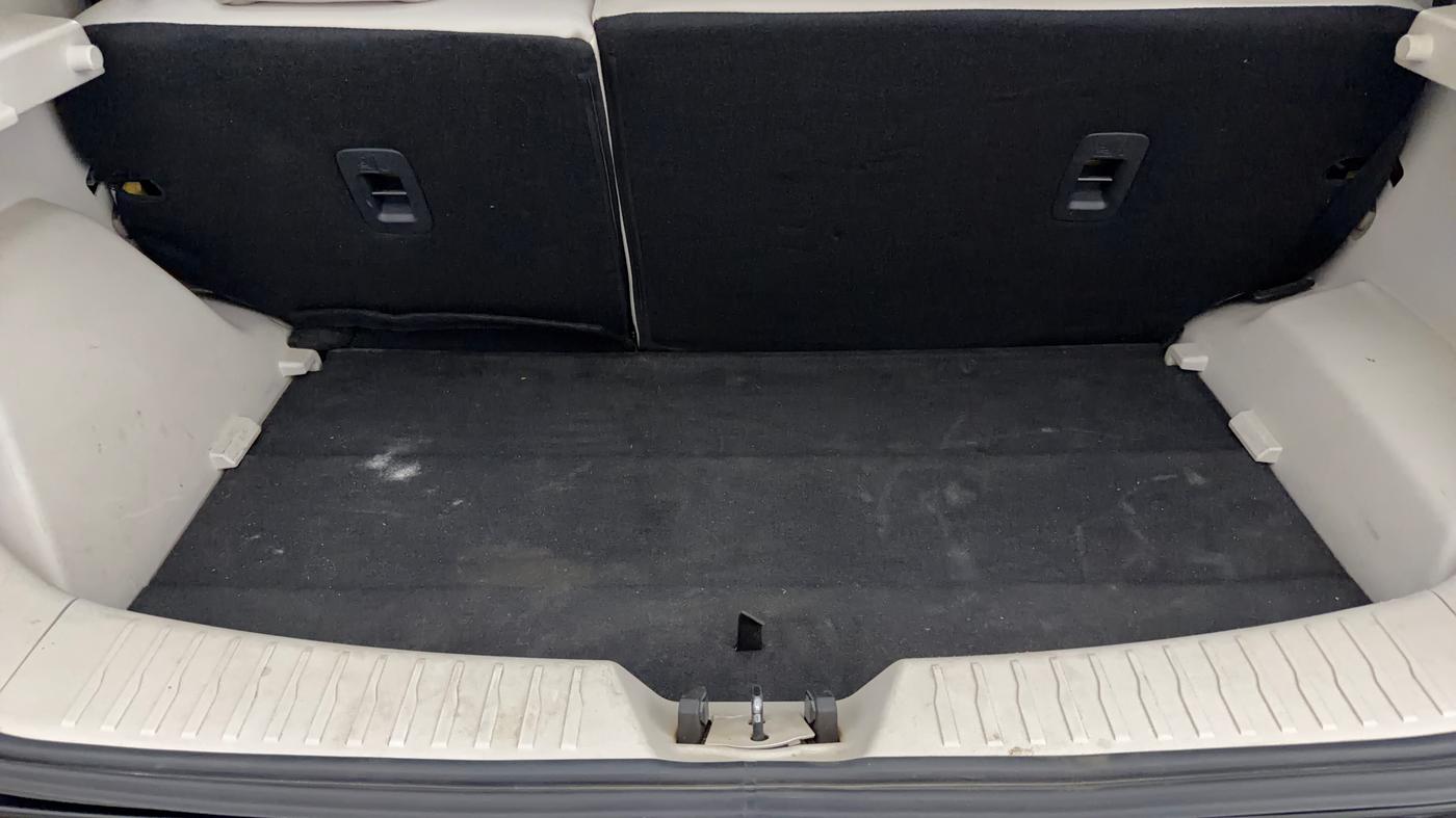 2022 Mahindra XUV300 W8 (O) 1.2 PETROL, Petrol, Manual, 45,146 km, Boot Inside