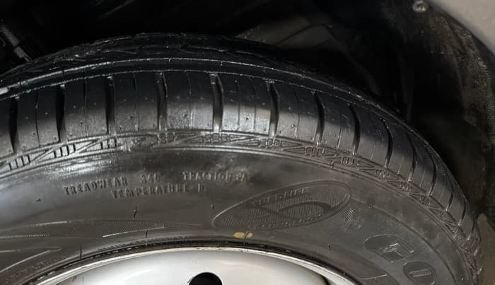 2015 Maruti Swift Dzire LXI (O), Petrol, Manual, 81,076 km, Right Front Tyre Tread