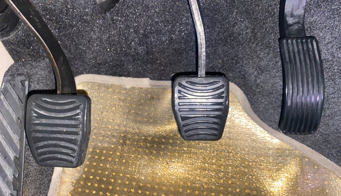 2016 Mahindra XUV500 W6, Diesel, Manual, 84,507 km, Pedals