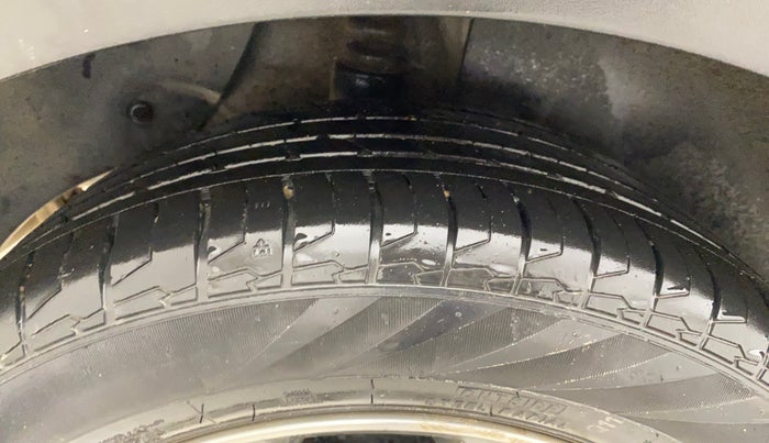 2016 Hyundai Creta SX PLUS AT 1.6 PETROL, Petrol, Automatic, 1,08,587 km, Right Rear Tyre Tread