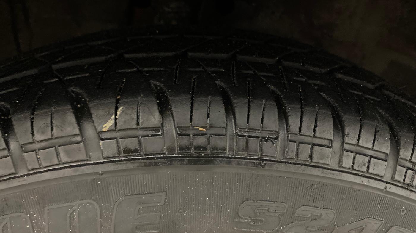 2015 Maruti Ritz VXI, Petrol, Manual, 1,00,554 km, Right Front Tyre Tread
