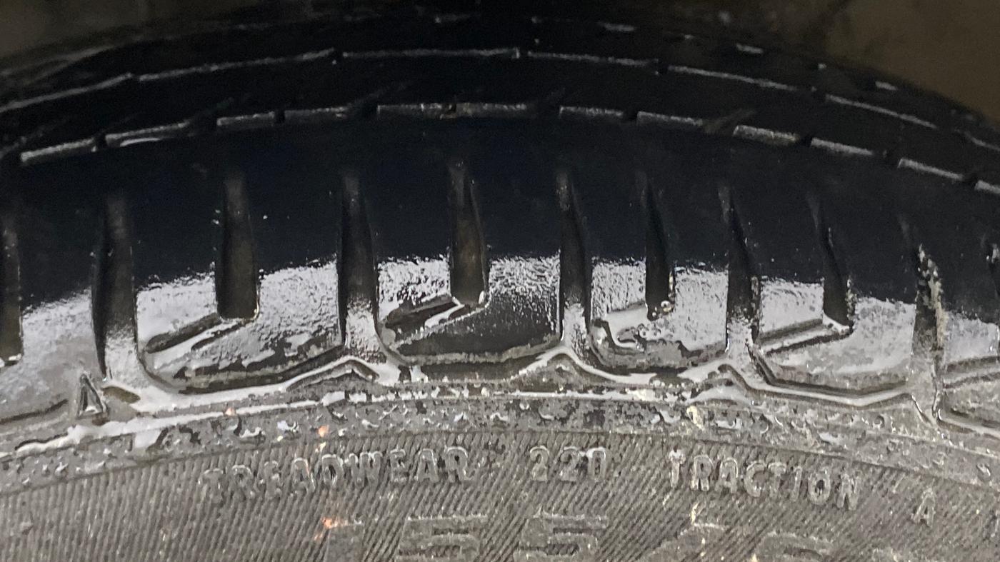 2017 Maruti Wagon R 1.0 VXI AMT, Petrol, Automatic, 1,01,283 km, Right Front Tyre Tread