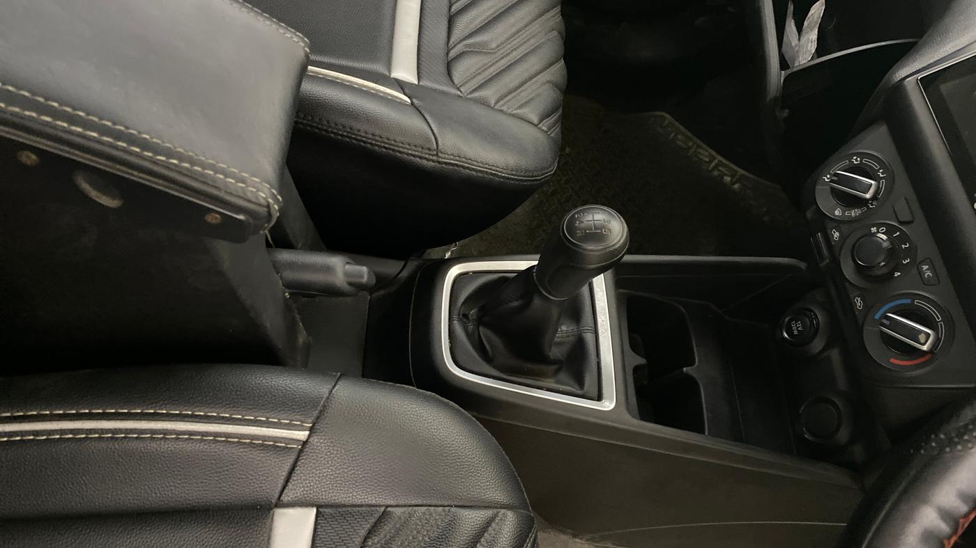 2023 Maruti Swift LXI, Petrol, Manual, 37,663 km, Gear Lever