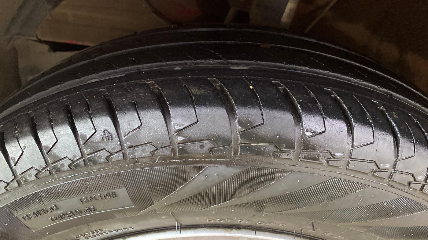2023 Maruti Swift LXI, Petrol, Manual, 37,663 km, Left Front Tyre Tread