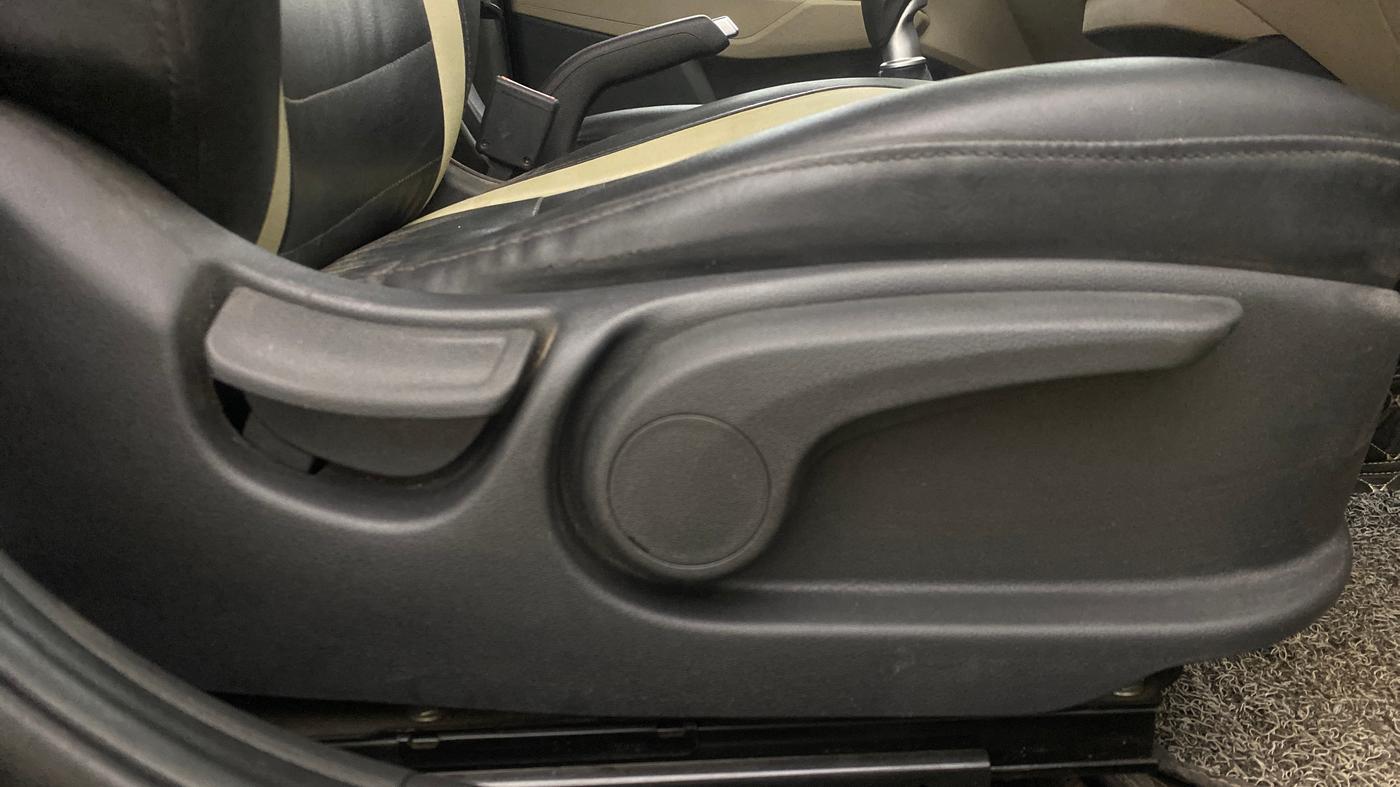 2019 Hyundai Verna 1.4 EX PETROL, Petrol, Manual, 51,218 km, Driver Side Adjustment Panel