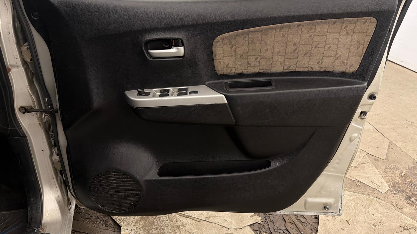 2014 Maruti Wagon R 1.0 VXI, Petrol, Manual, 26,237 km, Driver Side Door Panels Control