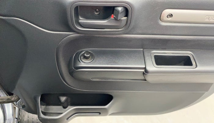 2021 Mahindra Thar LX HT PETROL 4WD MT, Petrol, Manual, 34,101 km, Driver Side Door Panels Control