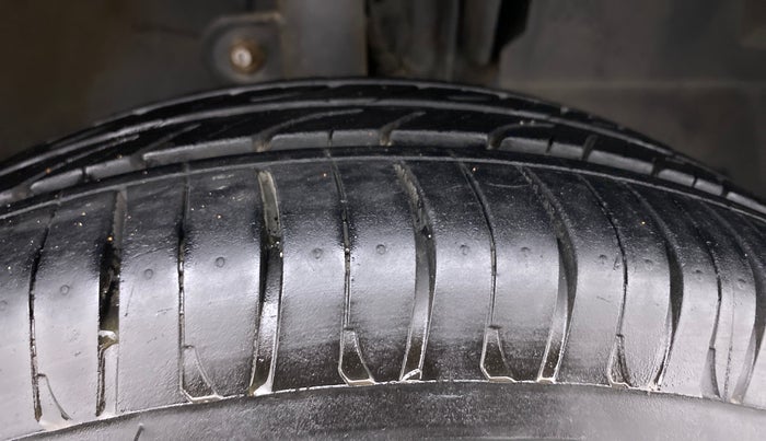 2017 Mahindra Kuv100 K4+ 6 STR, Petrol, Manual, 78,249 km, Right Front Tyre Tread