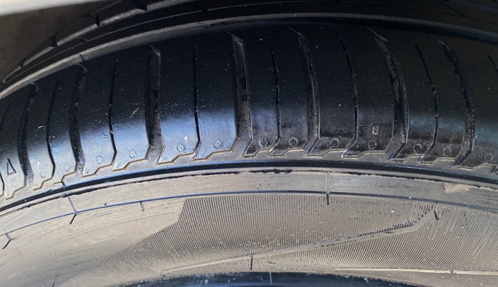 2017 Maruti Ciaz DELTA DIESEL 1.3, Diesel, Manual, 70,082 km, Right Front Tyre Tread