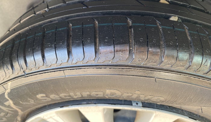 2017 Maruti Ciaz DELTA DIESEL 1.3, Diesel, Manual, 70,082 km, Left Rear Tyre Tread