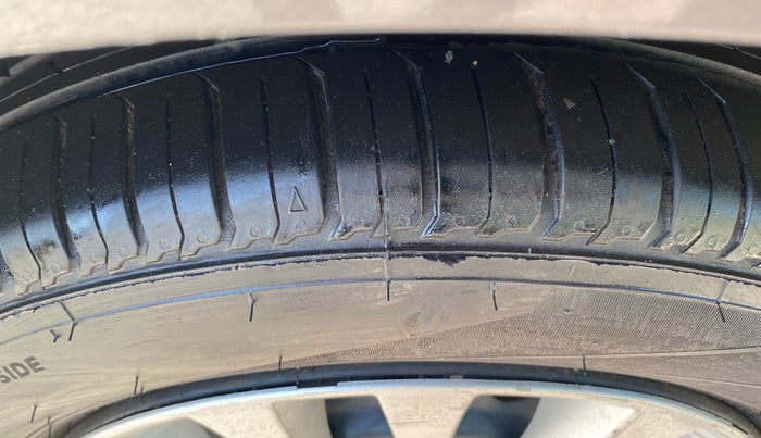 2017 Maruti Ciaz DELTA DIESEL 1.3, Diesel, Manual, 70,082 km, Left Front Tyre Tread