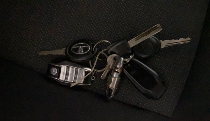 2017 Tata Tiago XE PETROL, Petrol, Manual, 44,720 km, Key Close Up