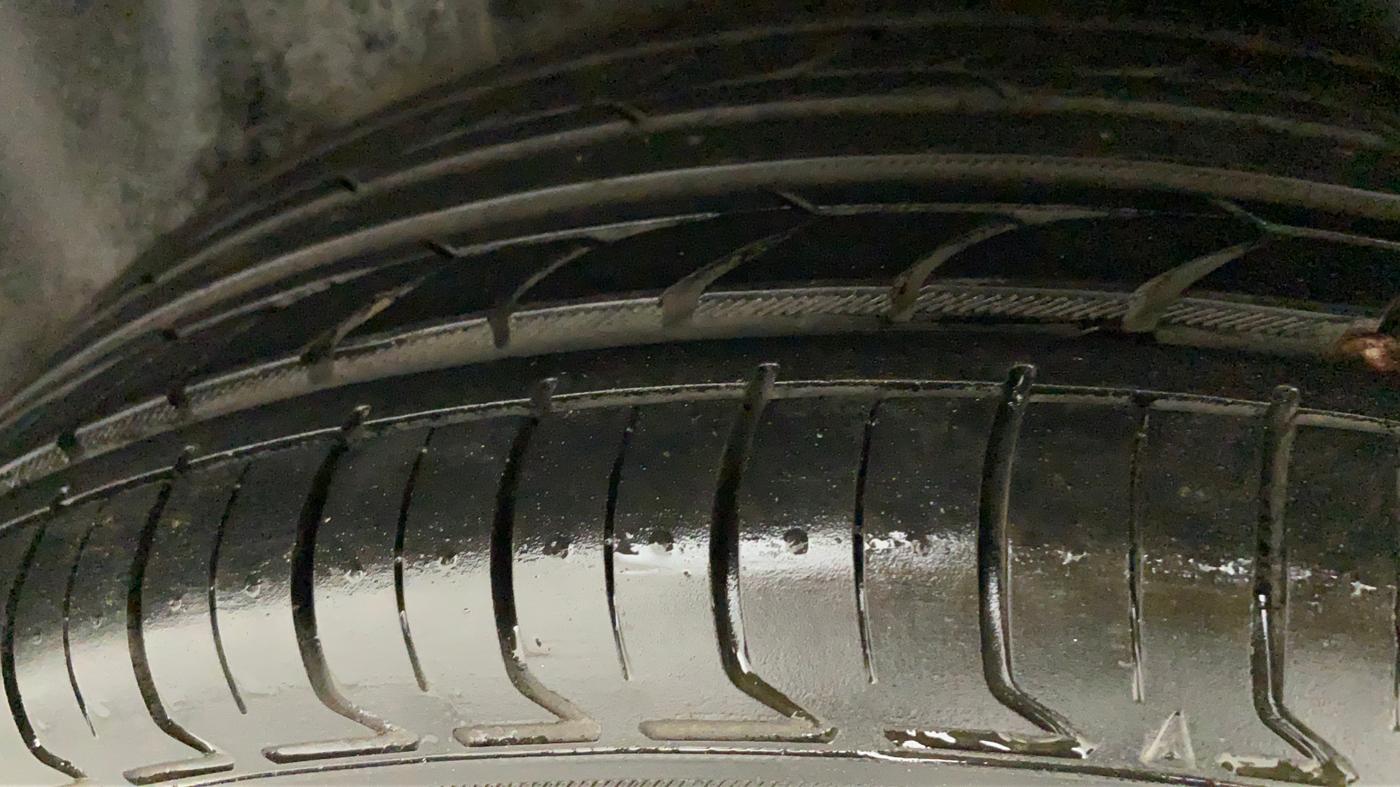 2014 Maruti Ciaz ZXI, Petrol, Manual, 70,714 km, Left Rear Tyre Tread