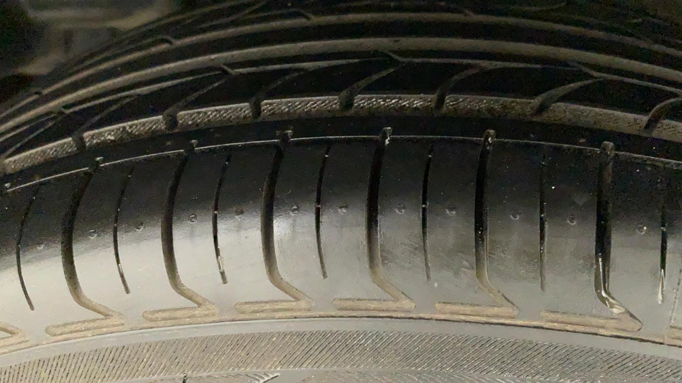 2014 Maruti Ciaz ZXI, Petrol, Manual, 70,714 km, Right Rear Tyre Tread