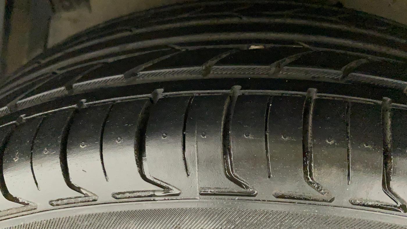 2014 Maruti Ciaz ZXI, Petrol, Manual, 70,714 km, Left Front Tyre Tread