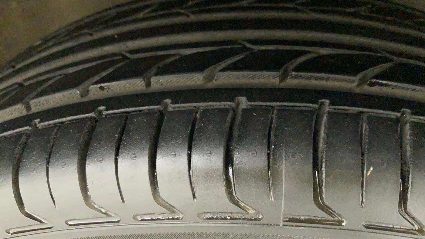 2014 Maruti Ciaz ZXI, Petrol, Manual, 70,714 km, Right Front Tyre Tread
