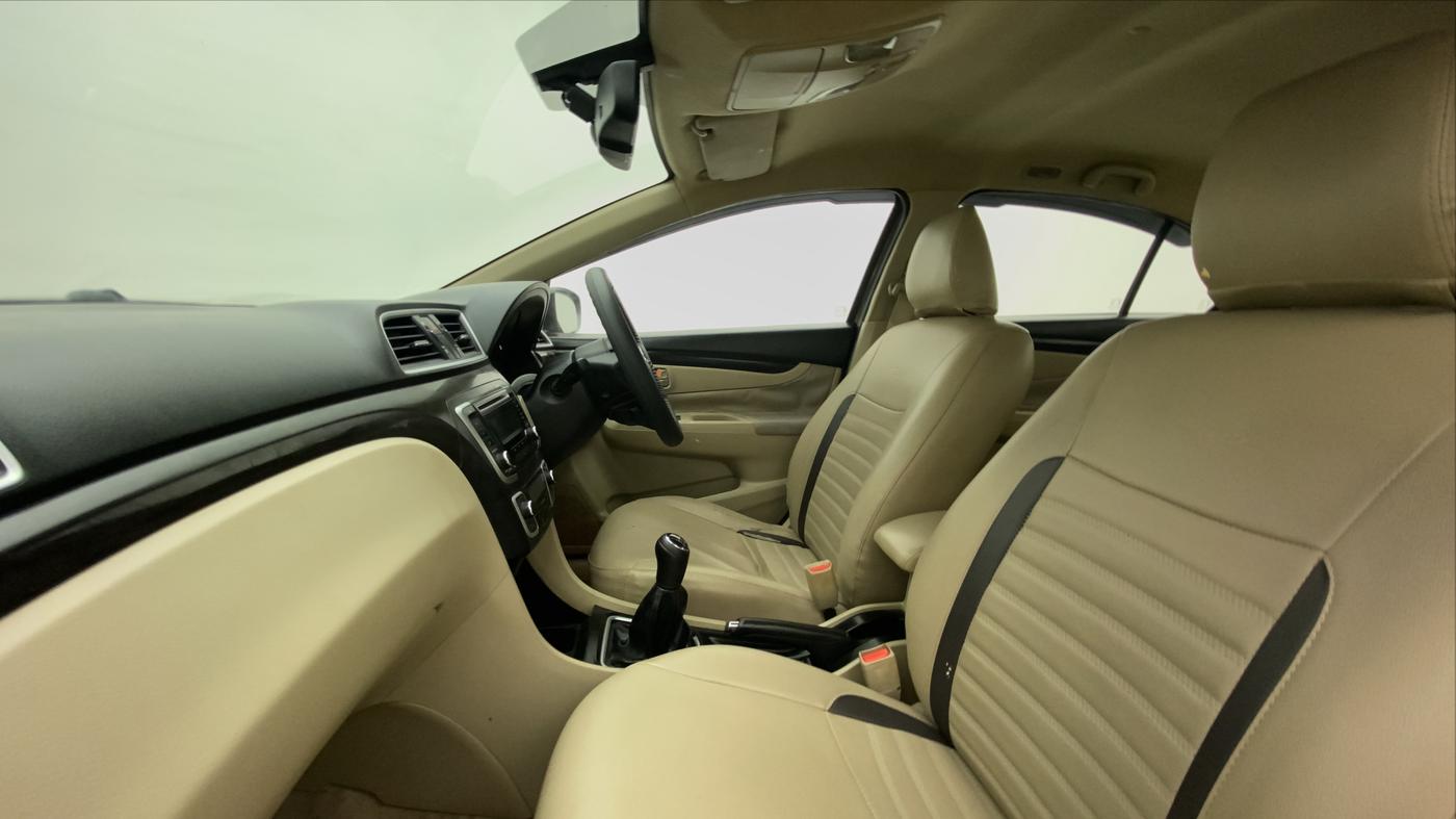 2014 Maruti Ciaz ZXI, Petrol, Manual, 70,714 km, Right Side Front Door Cabin