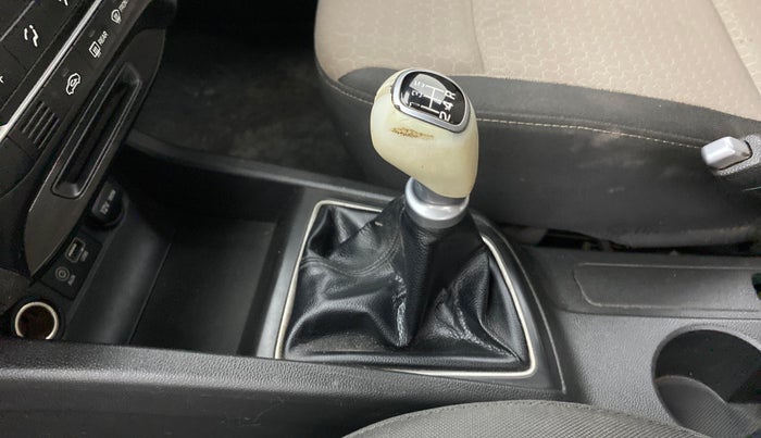 2014 Hyundai Elite i20 ASTA 1.2, Petrol, Manual, 63,540 km, Gear lever - Knob cover torn