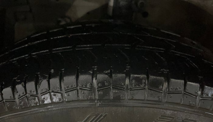 2014 Maruti Swift Dzire VXI, CNG, Manual, 62,749 km, Left Front Tyre Tread